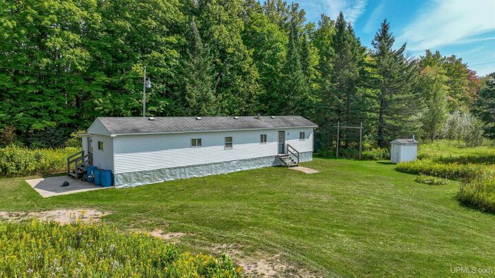 Property Photo:  4889 E Maple Ridge 37th Road  MI 49880 