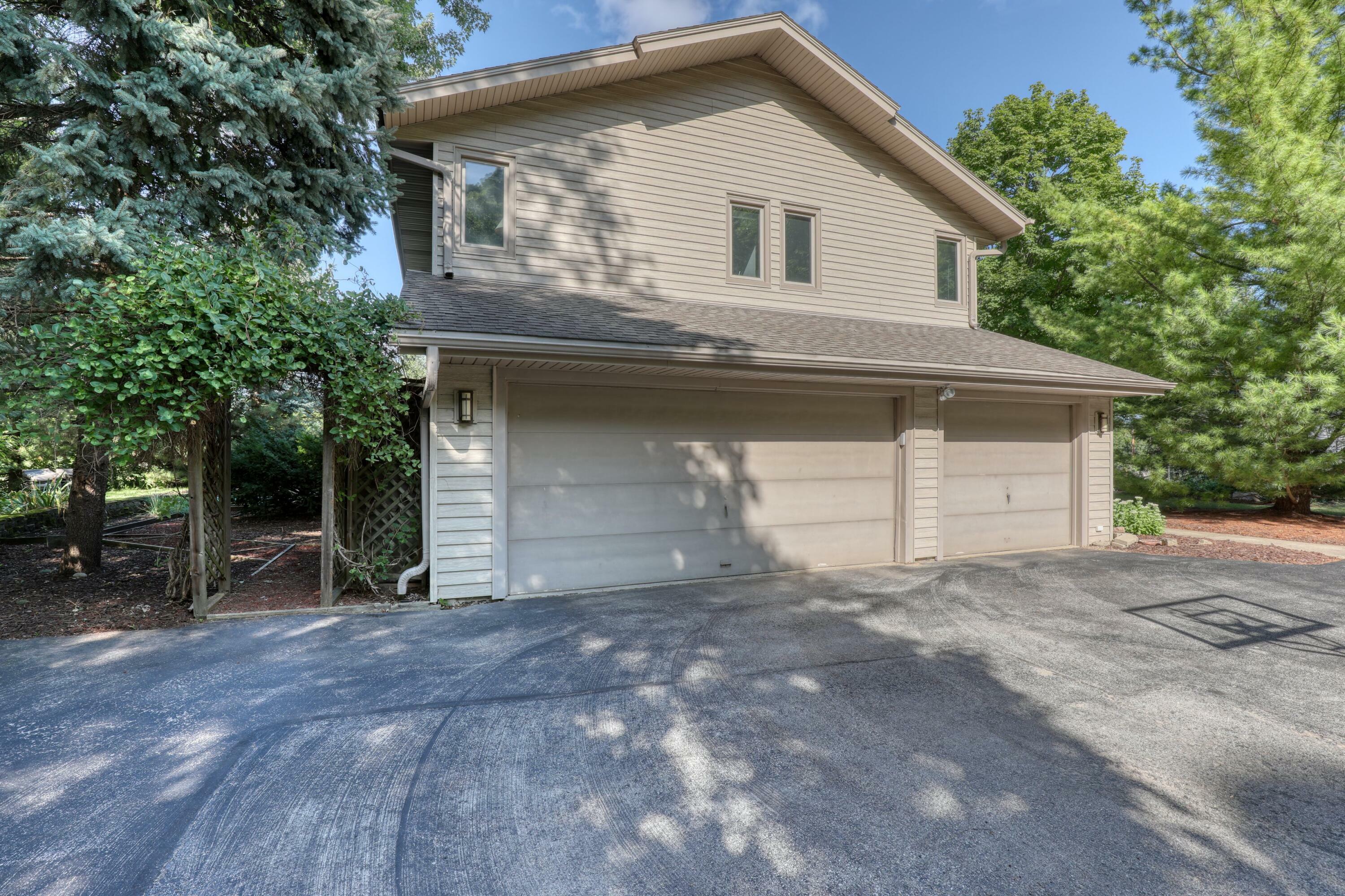 Property Photo:  2555 W Wending Dr  WI 53209 