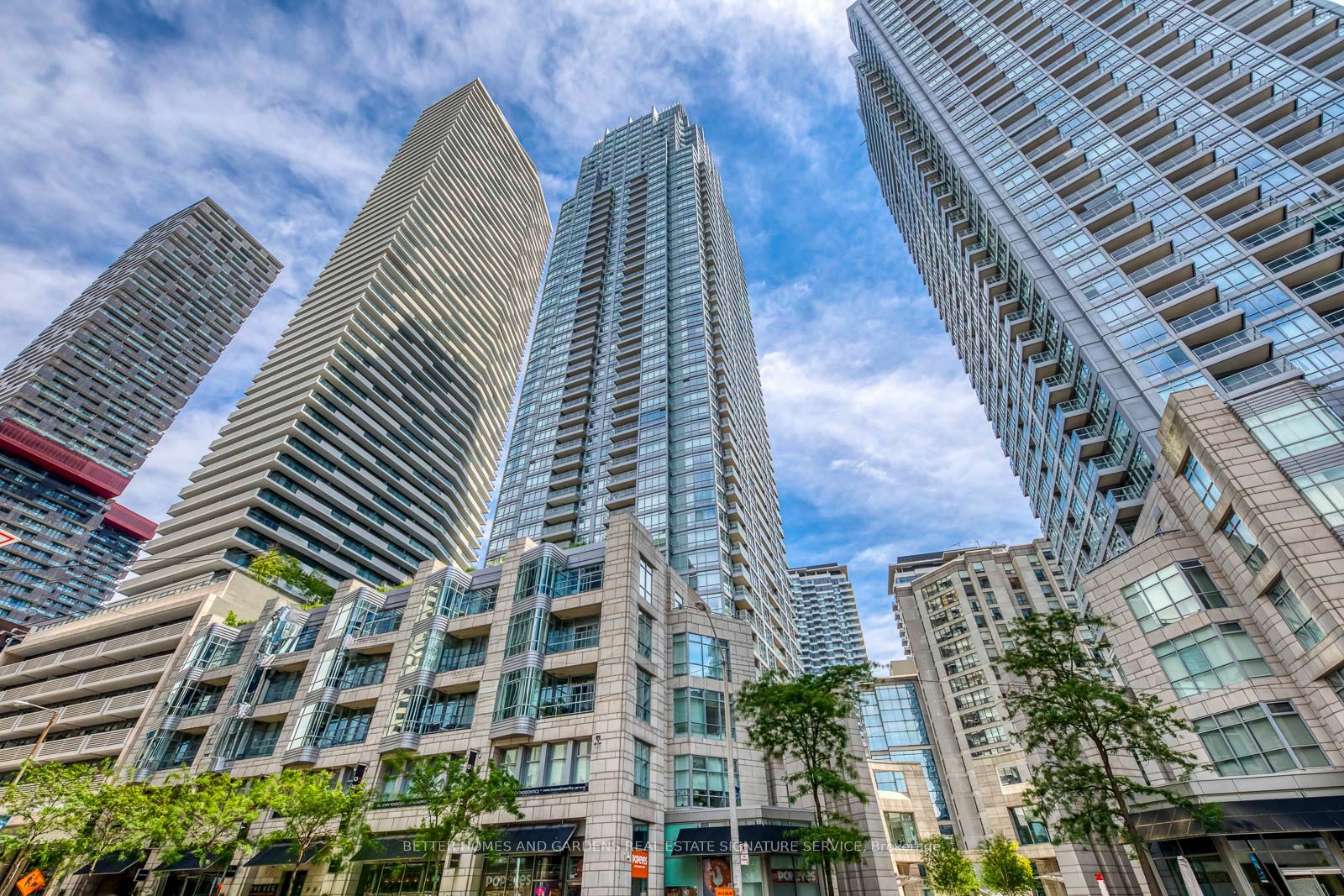 Photo de la propriété:  2191 Yonge St 1708  ON M4S 3H8 