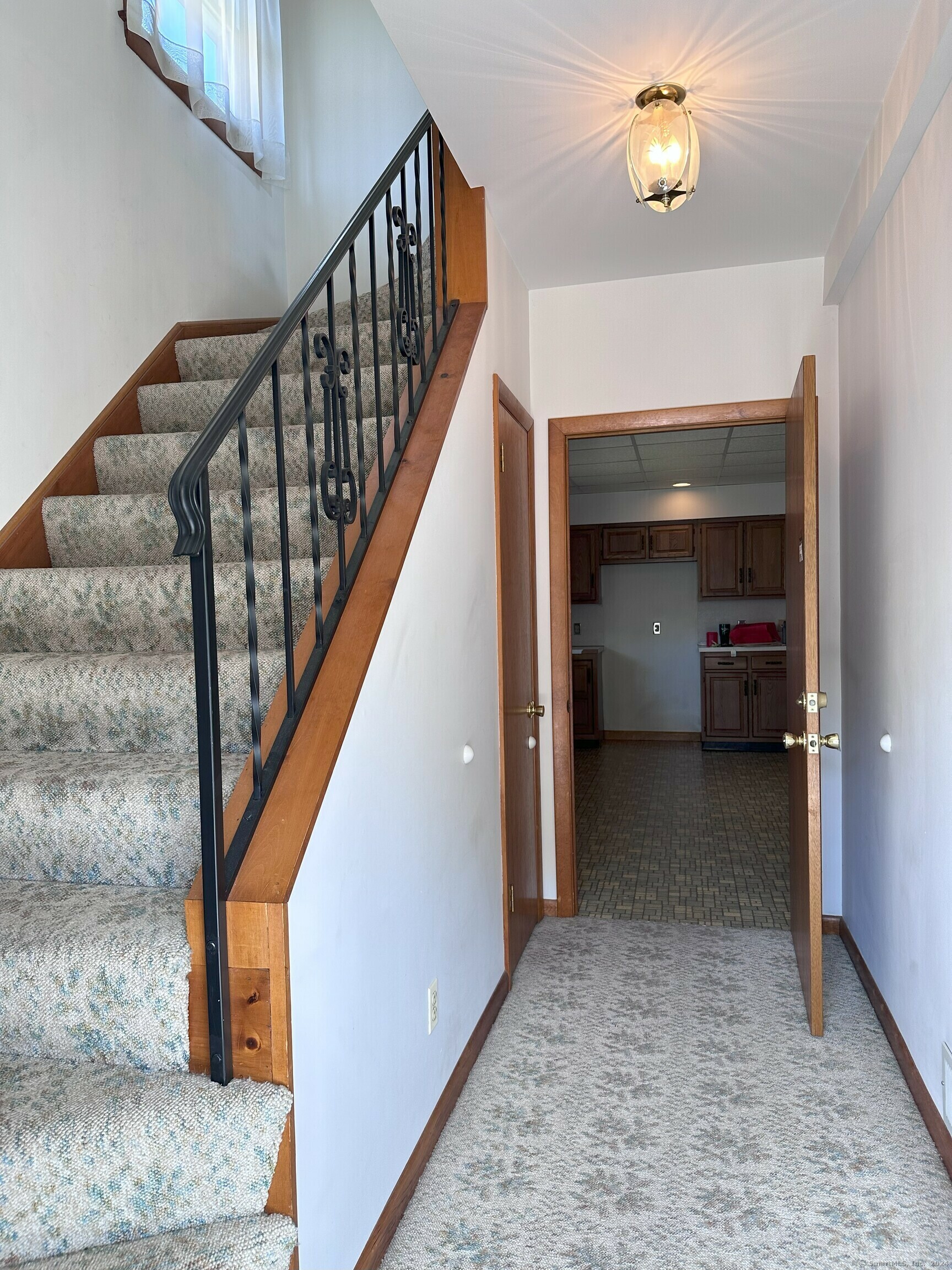 Property Photo:  181 Seymour Avenue Unit 2  CT 06418 