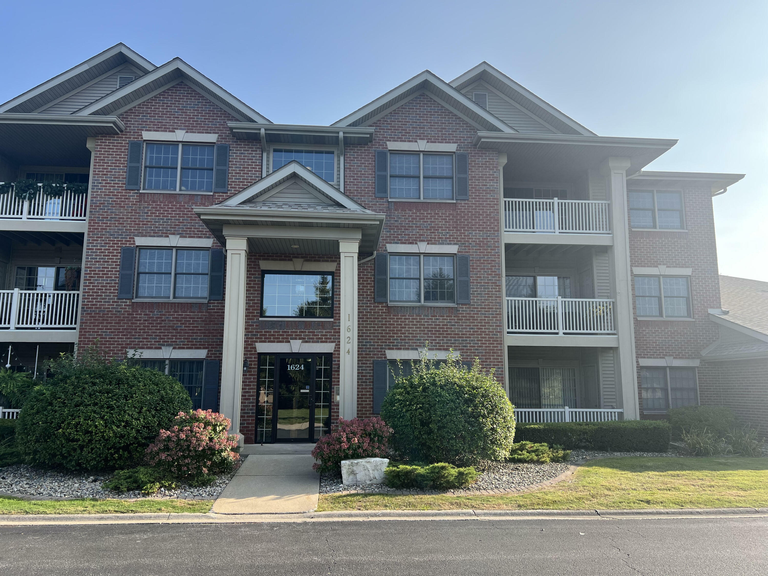 Property Photo: 1624 White Oak Circle 1D IN 46321