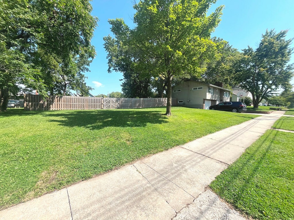 Property Photo:  1305 Calhoun Street  MO 64601 