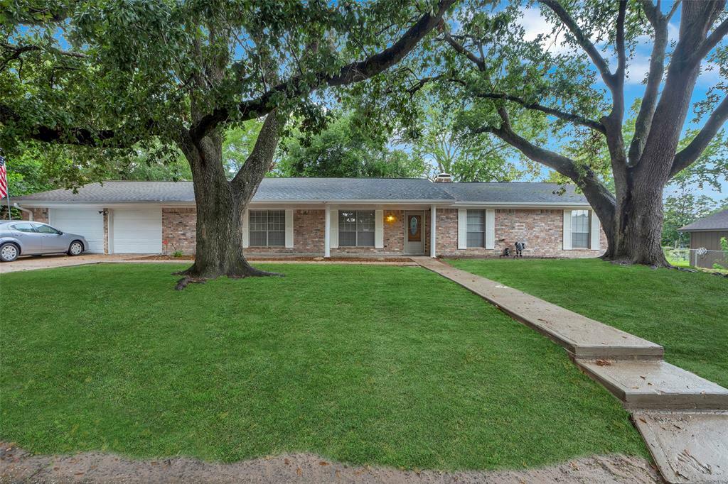 Property Photo:  1104 Hillcrest Drive  TX 77301 