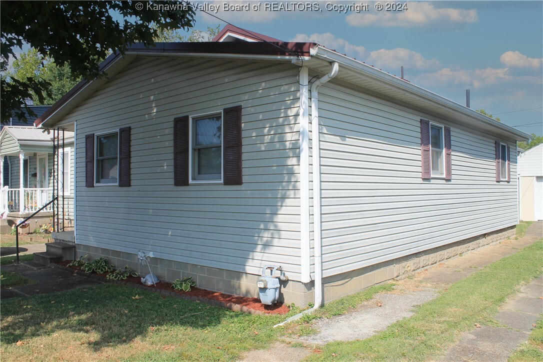 Property Photo:  412 Hansford Street  WV 25177 