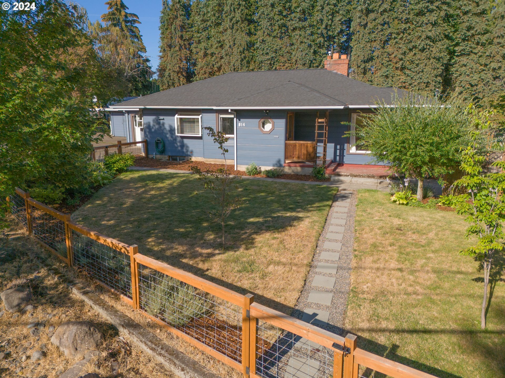 Property Photo:  814 17th St  OR 97031 