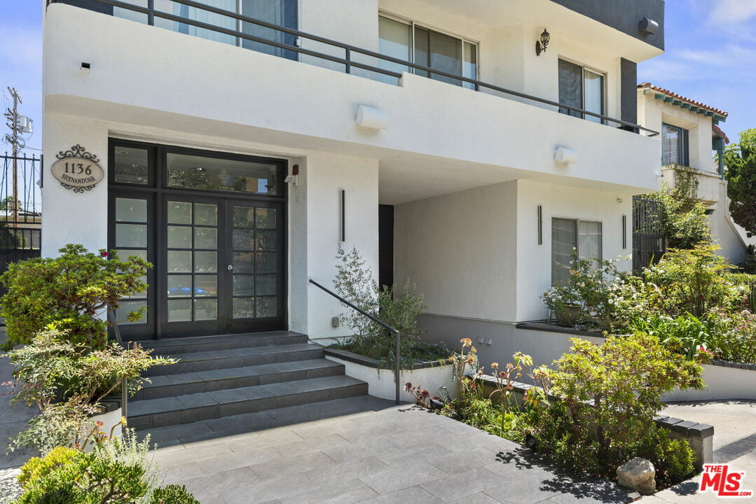 Property Photo:  1136  S Shenandoah St 301  CA 90035 