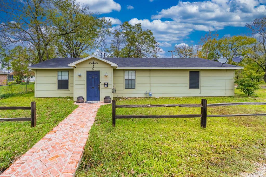 Property Photo:  141 E McKinney Avenue  TX 75432 