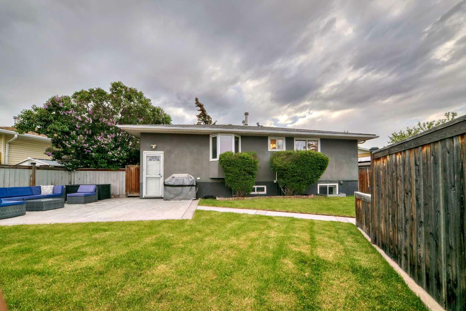 Property Photo:  16 Rundlewood Bay NE  AB T1Y 1B3 