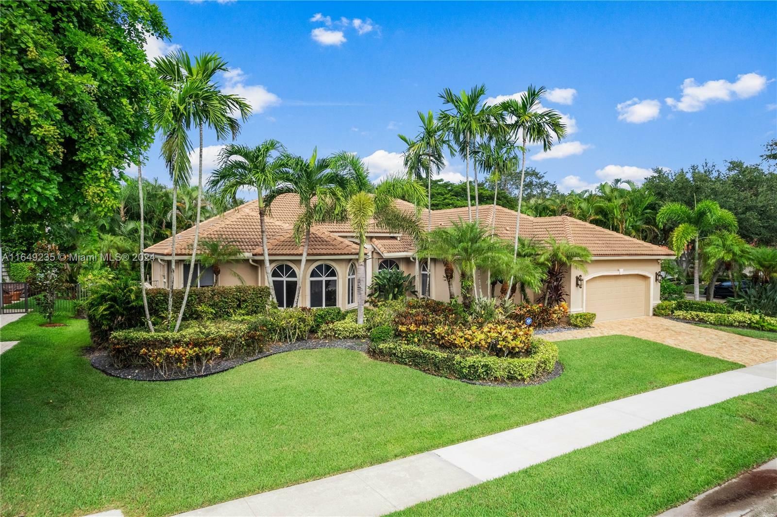 Property Photo:  2685 Meadowood Dr  FL 33332 