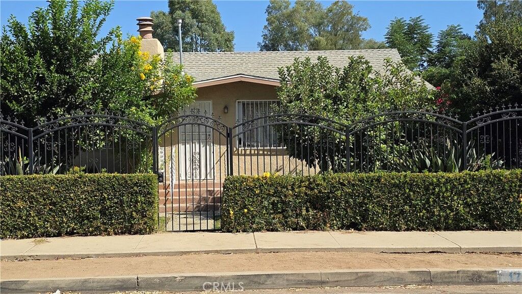 Property Photo: 172 E 7th Street CA 92570