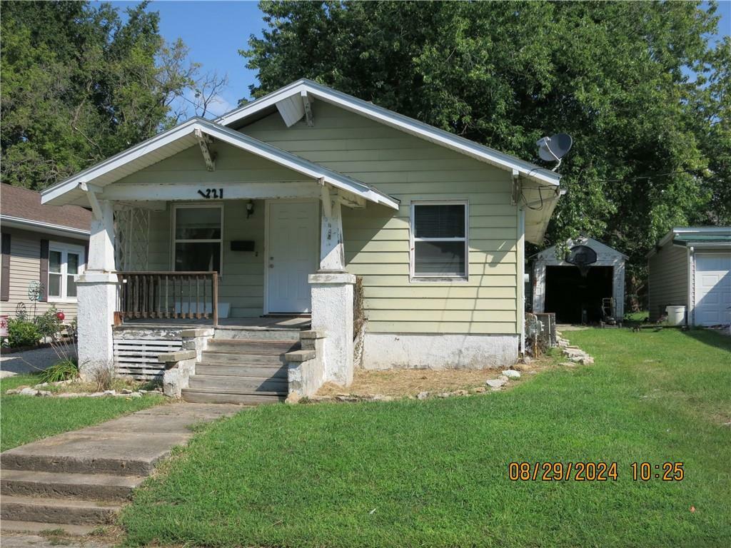 Property Photo: 1221 Jackson Street MO 64601