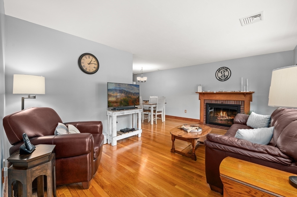 Property Photo:  4 Appletree Ln  MA 01864 