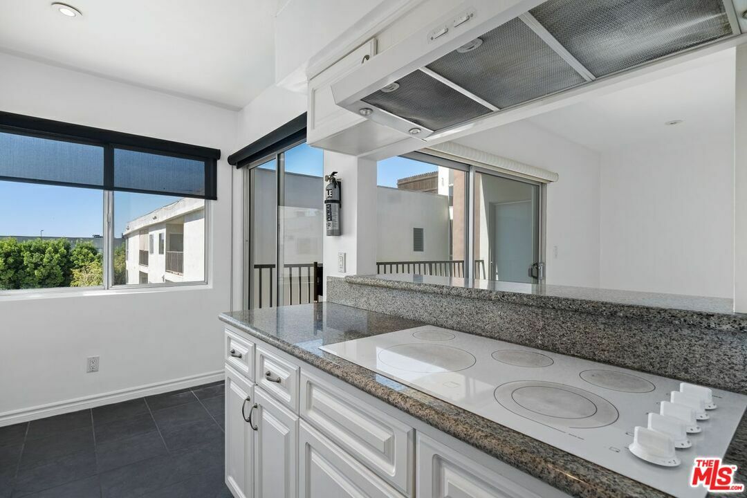 Property Photo:  949 N Kings Rd 309  CA 90069 