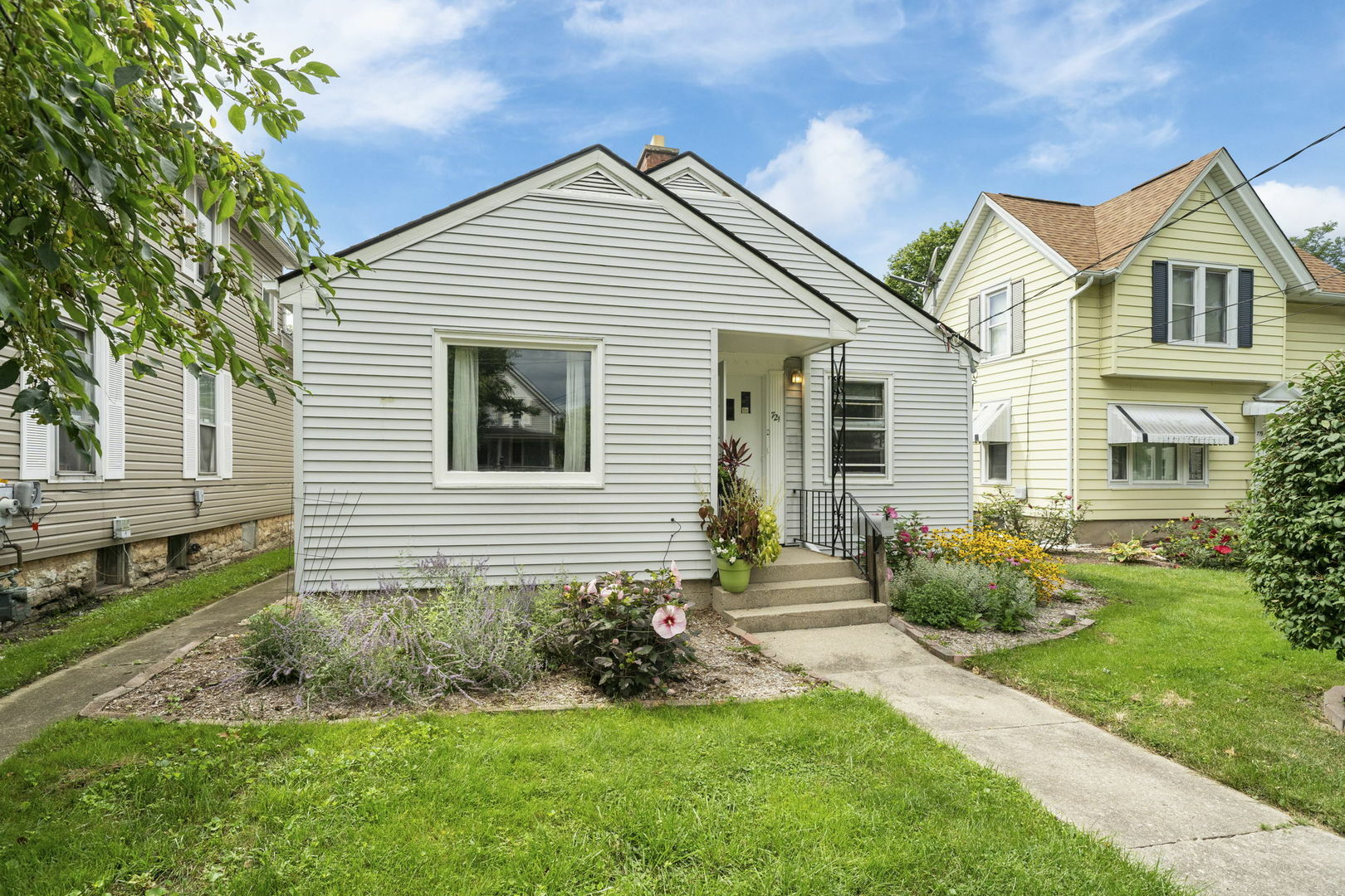 Property Photo:  721 Sexton Street  IL 60505 