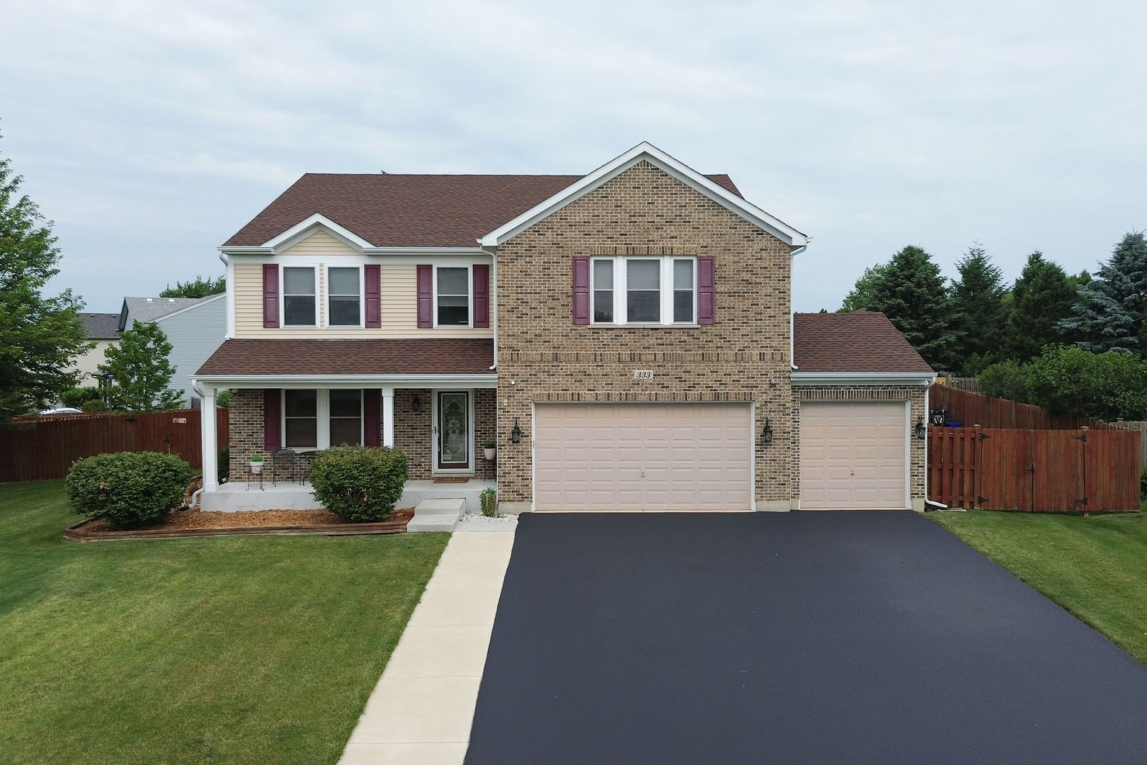 Property Photo: 333 Greenview Court IL 61065