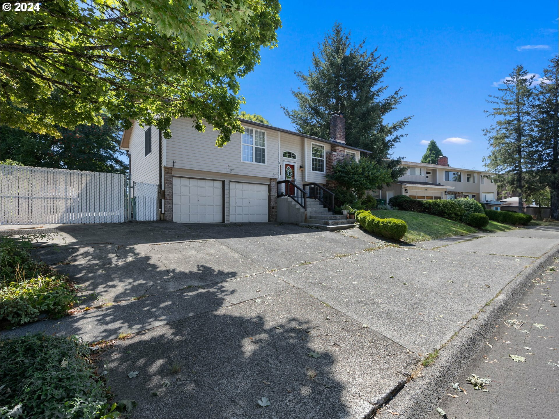 Property Photo:  714 SE 40th St  OR 97060 