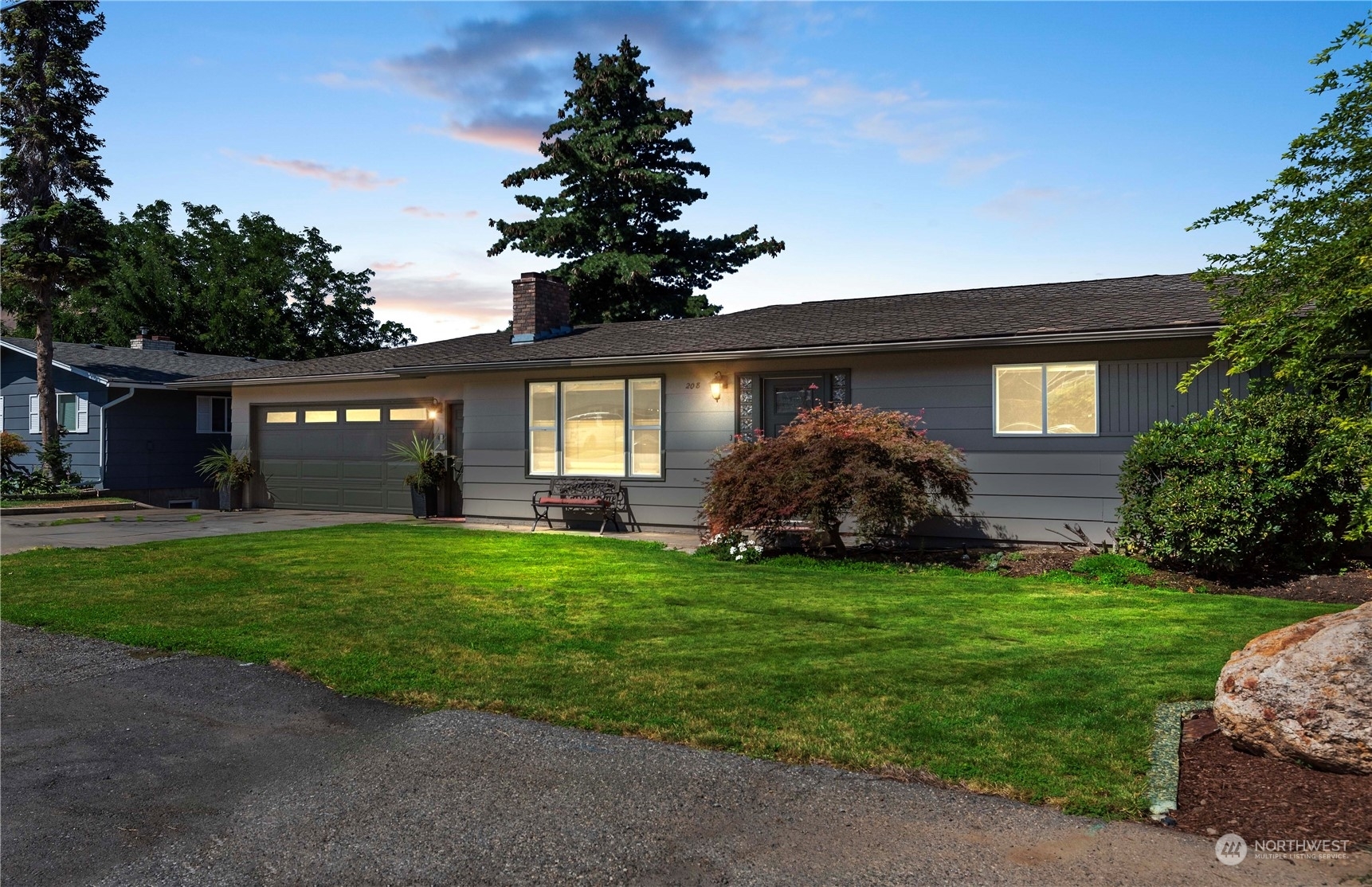 Property Photo:  208 S Iowa Ave  WA 98802 