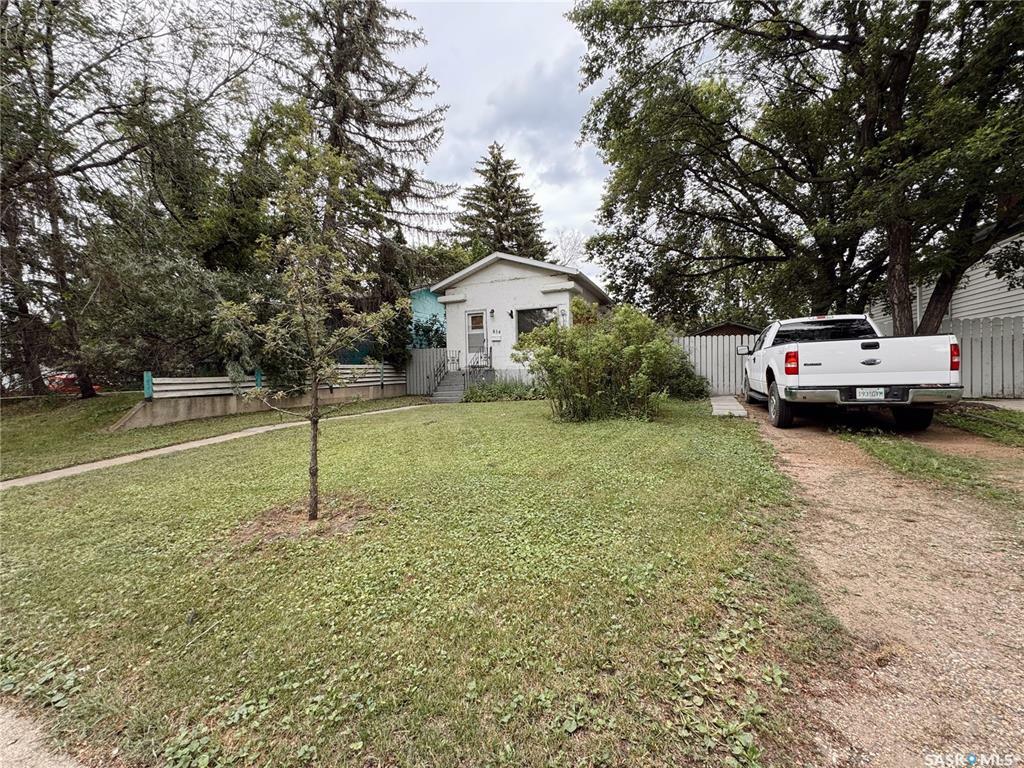 Property Photo:  834 L Avenue N  SK S7L 2R4 