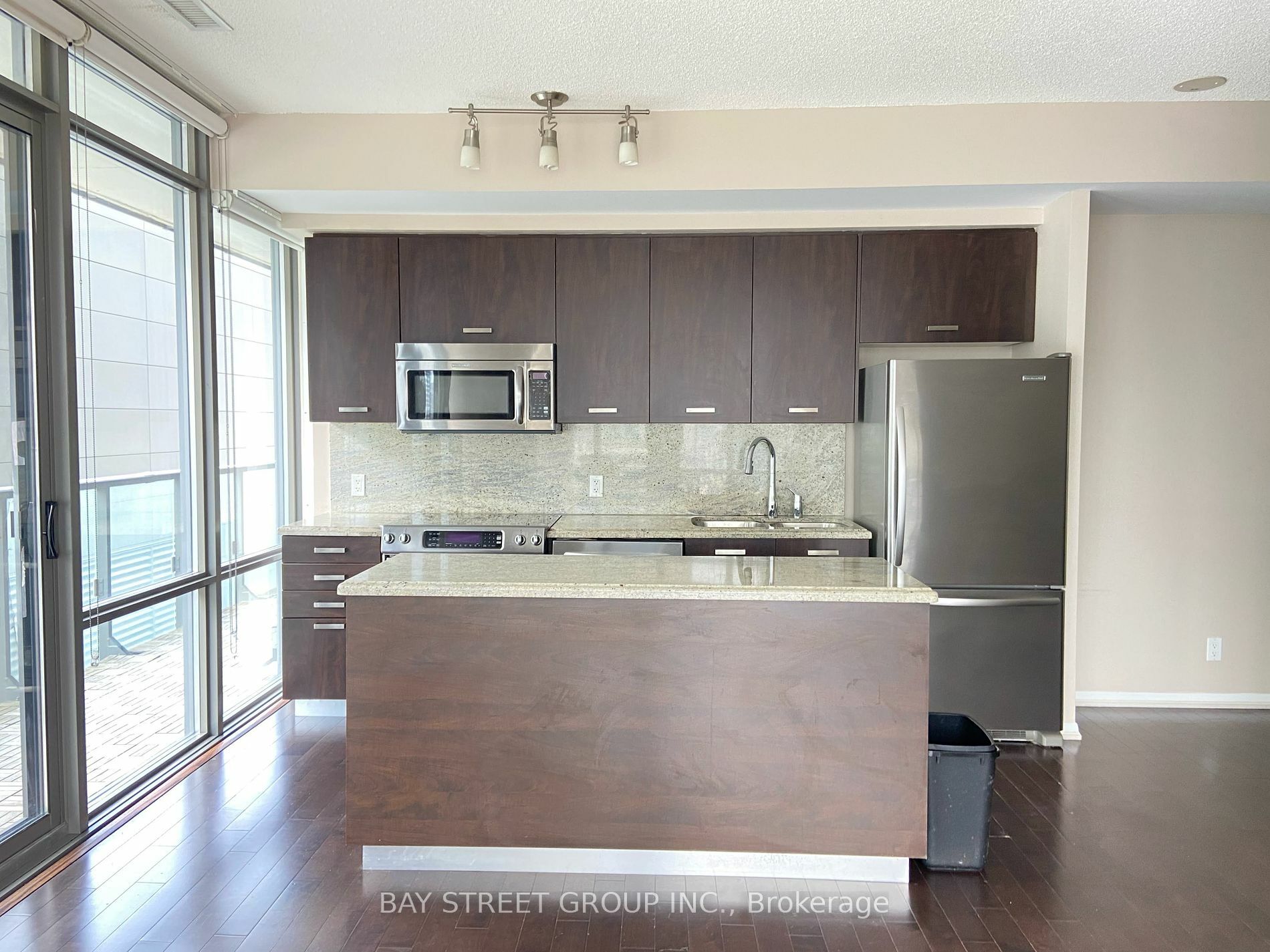 Property Photo:  832 Bay St 1410  ON M5S 1Z6 