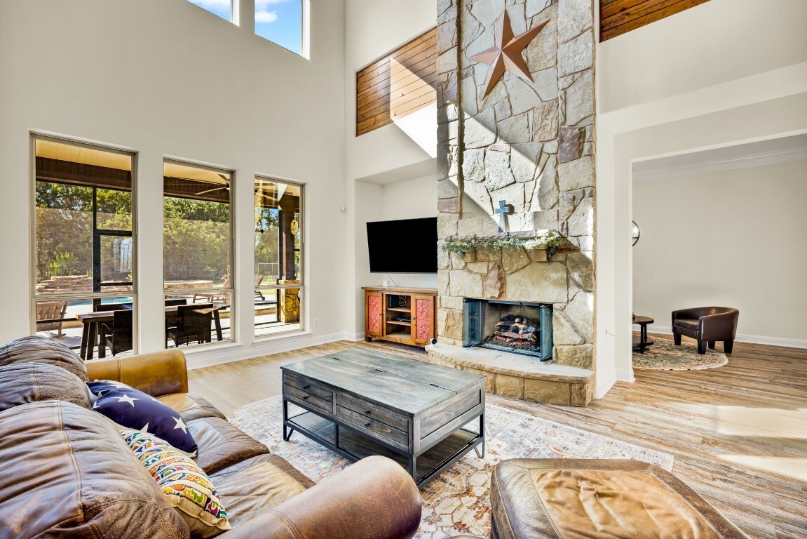 Property Photo: 238 Landons Way TX 78633