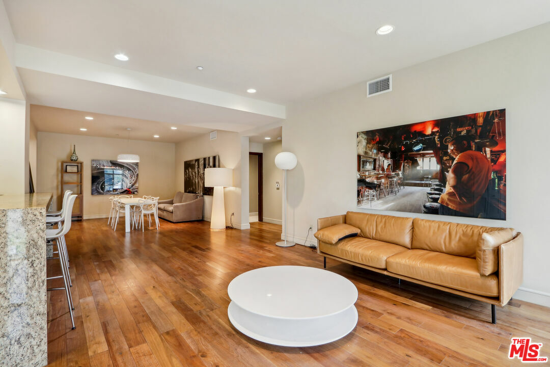 Property Photo:  447  N Doheny Dr 304  CA 90210 