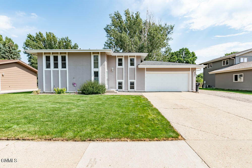 Property Photo:  1621 Omaha Drive  ND 58504 