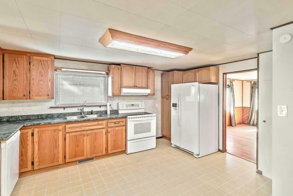 Property Photo:  6743 59 Avenue  AB T4P 1B1 