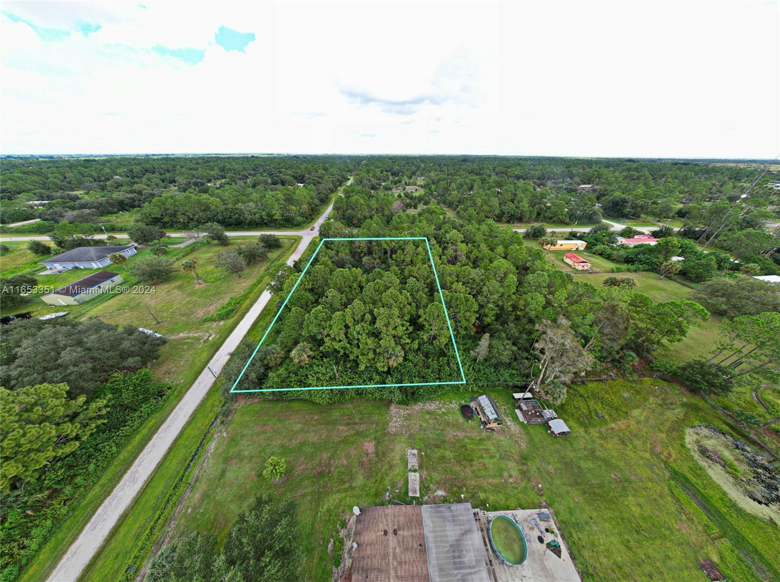 Property Photo:  524 Avenida Del Sur  FL 33440 