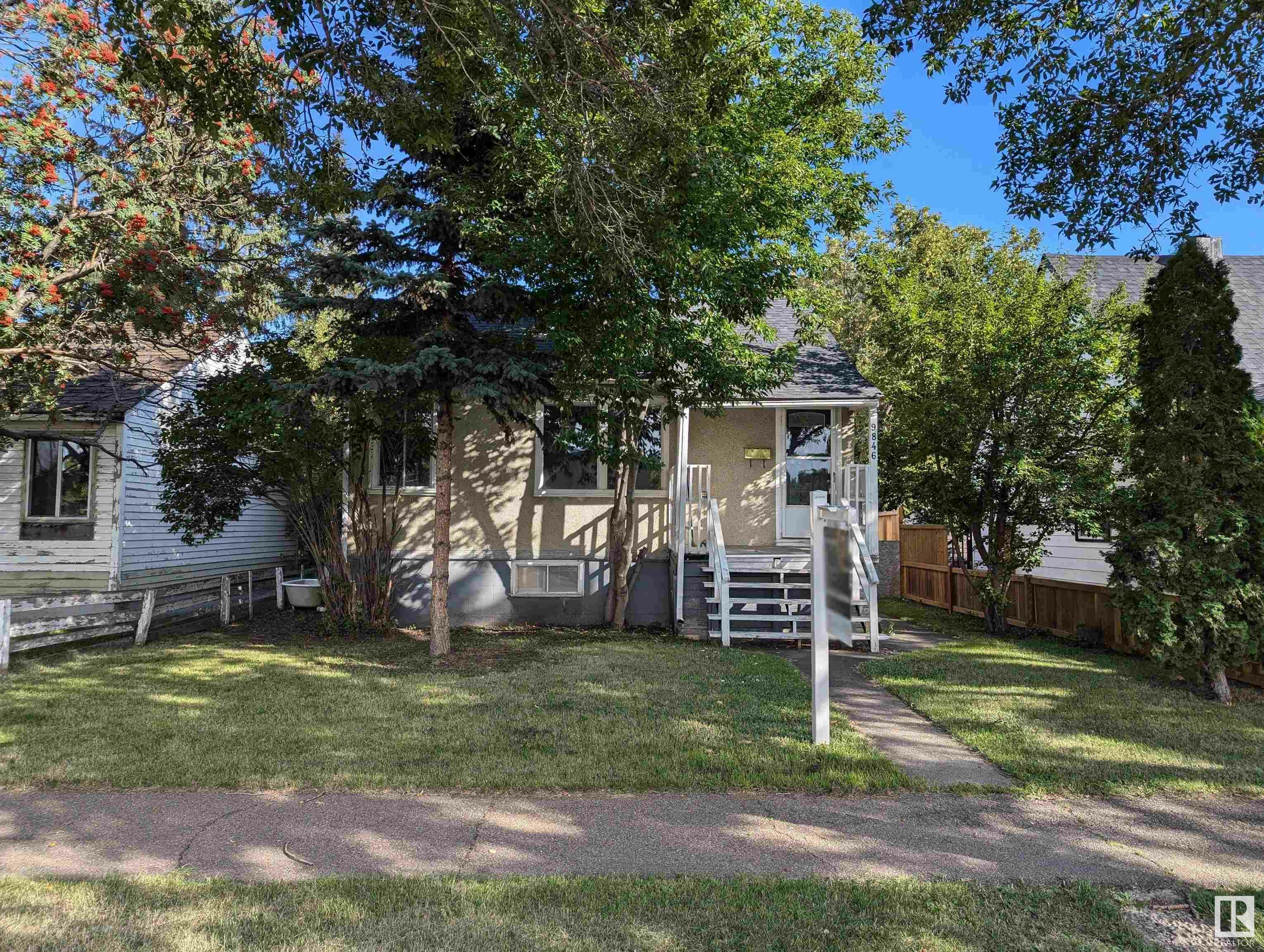 Property Photo:  9846 72 Avenue NW  AB T6E 0Z1 