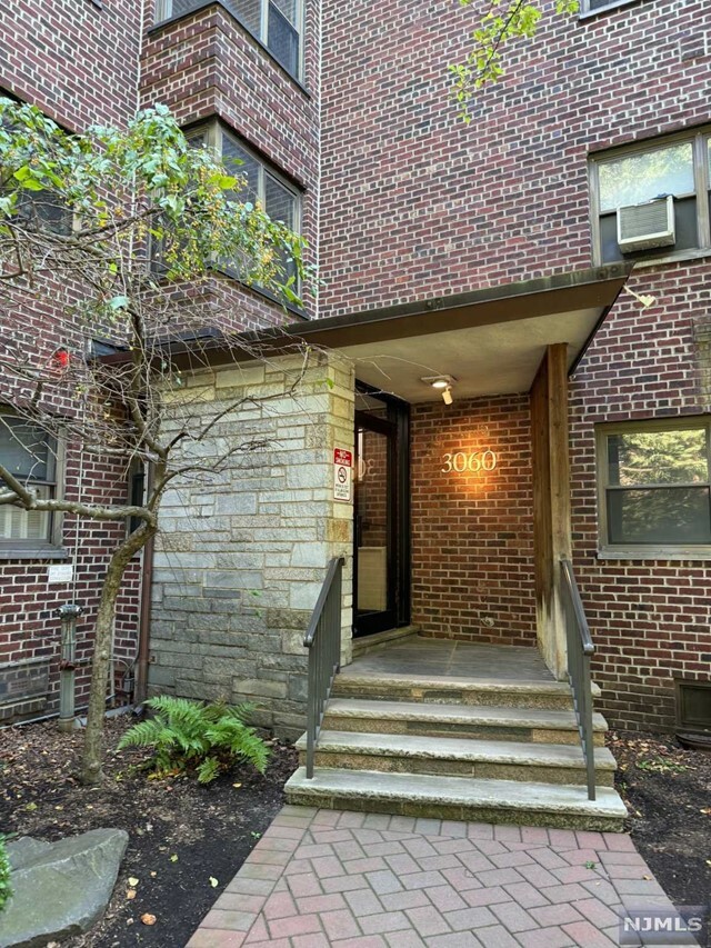 Property Photo:  3060 Edwin Avenue 2D  NJ 07024 