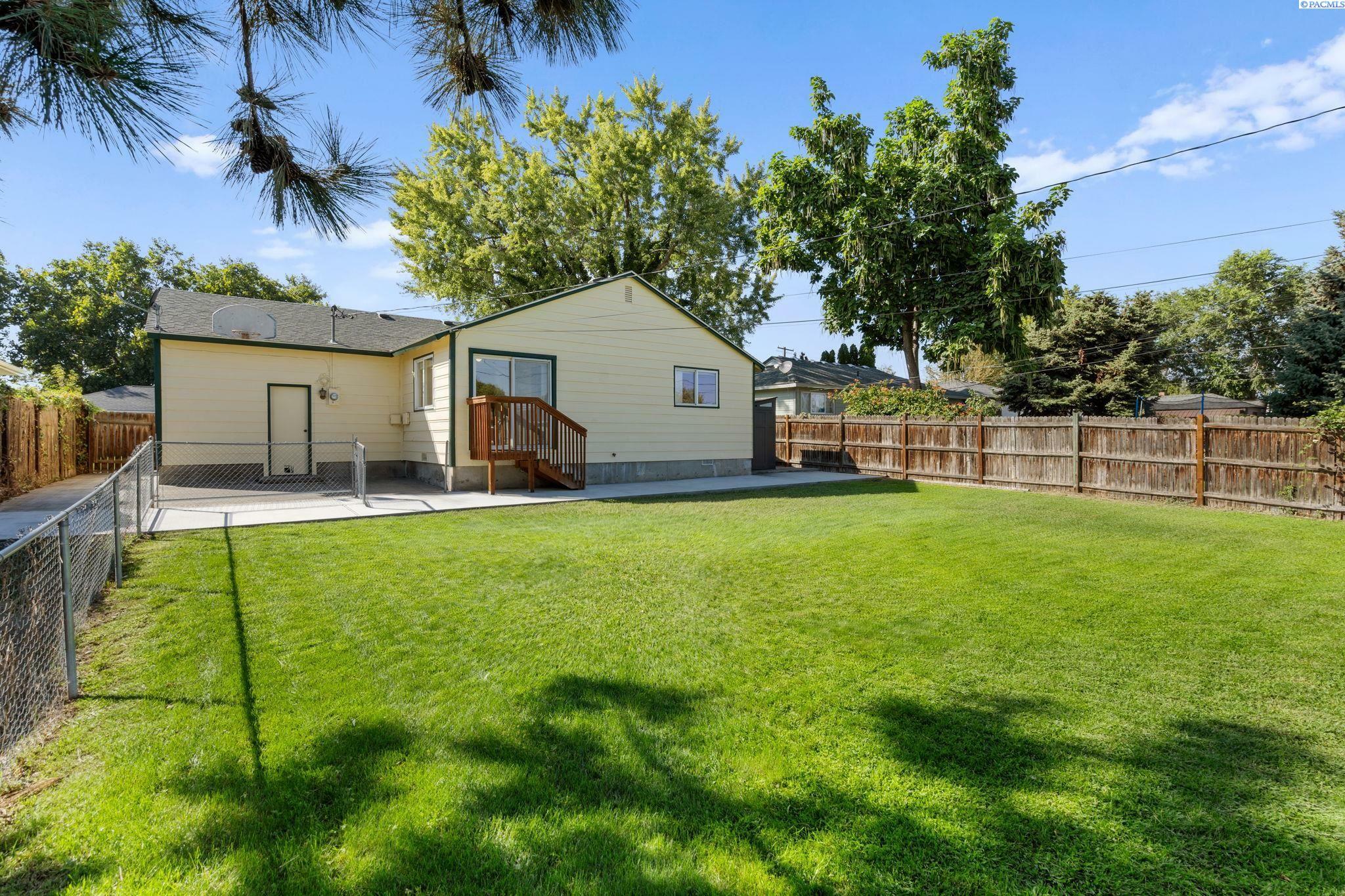 Property Photo:  1914 Everest Ave  WA 99354 