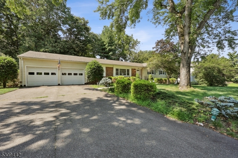 Property Photo:  3 Pin Oak Rd  NJ 07006 