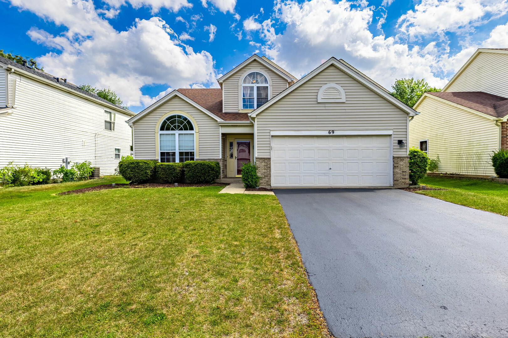 Property Photo: 69 Olde English Drive IL 60446