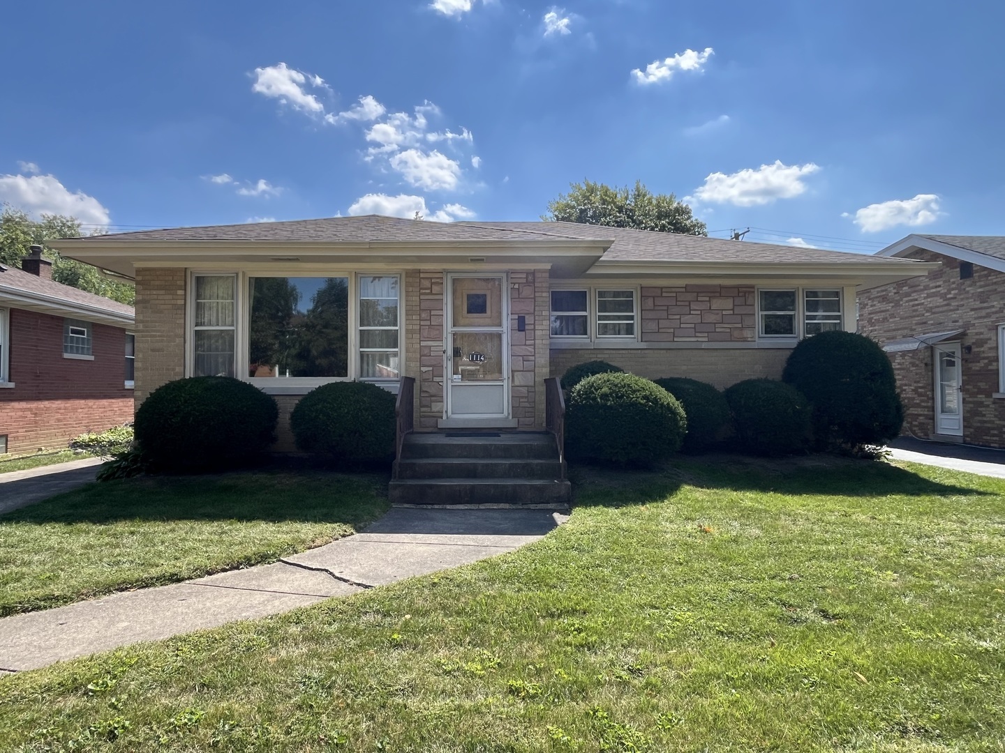 Property Photo:  1114 E Oak Avenue  IL 60526 