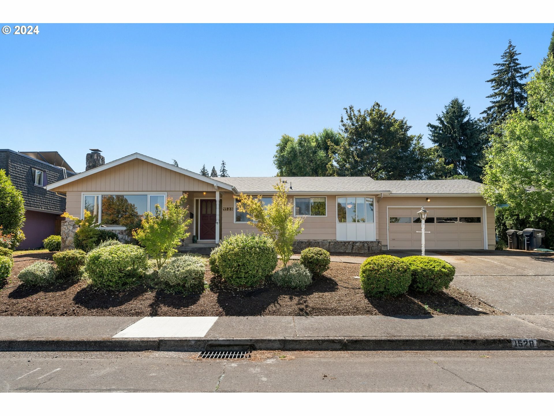 Property Photo:  1528 W 26th Ave  OR 97405 