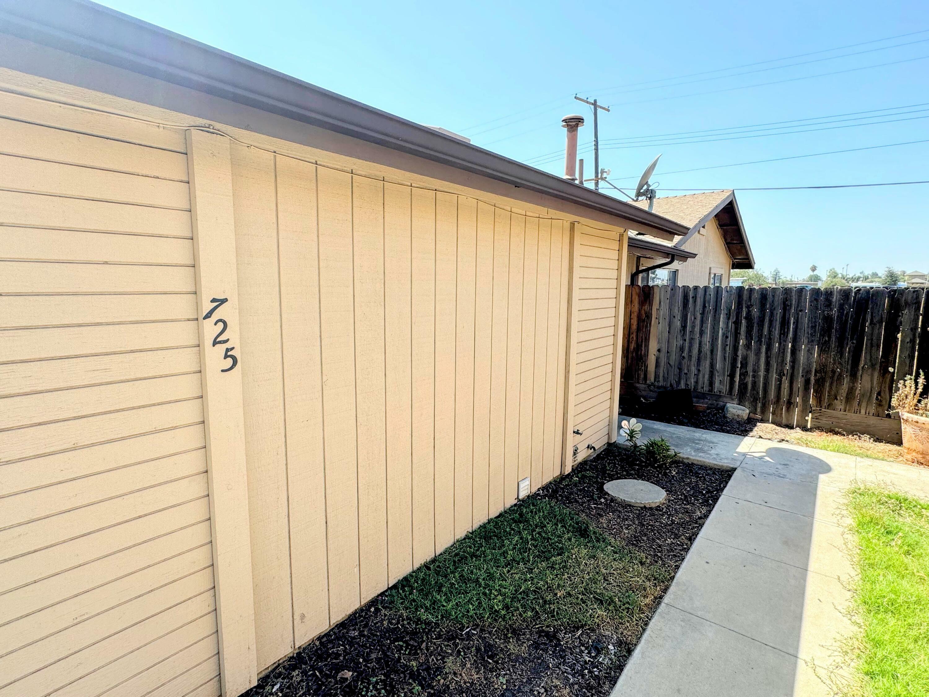 Property Photo:  725 S Spruce Street  CA 93274 