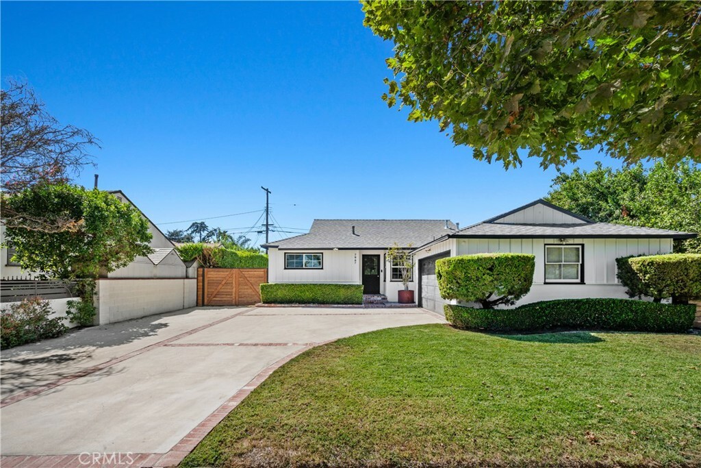 Property Photo:  7947 Amestoy Avenue  CA 91406 