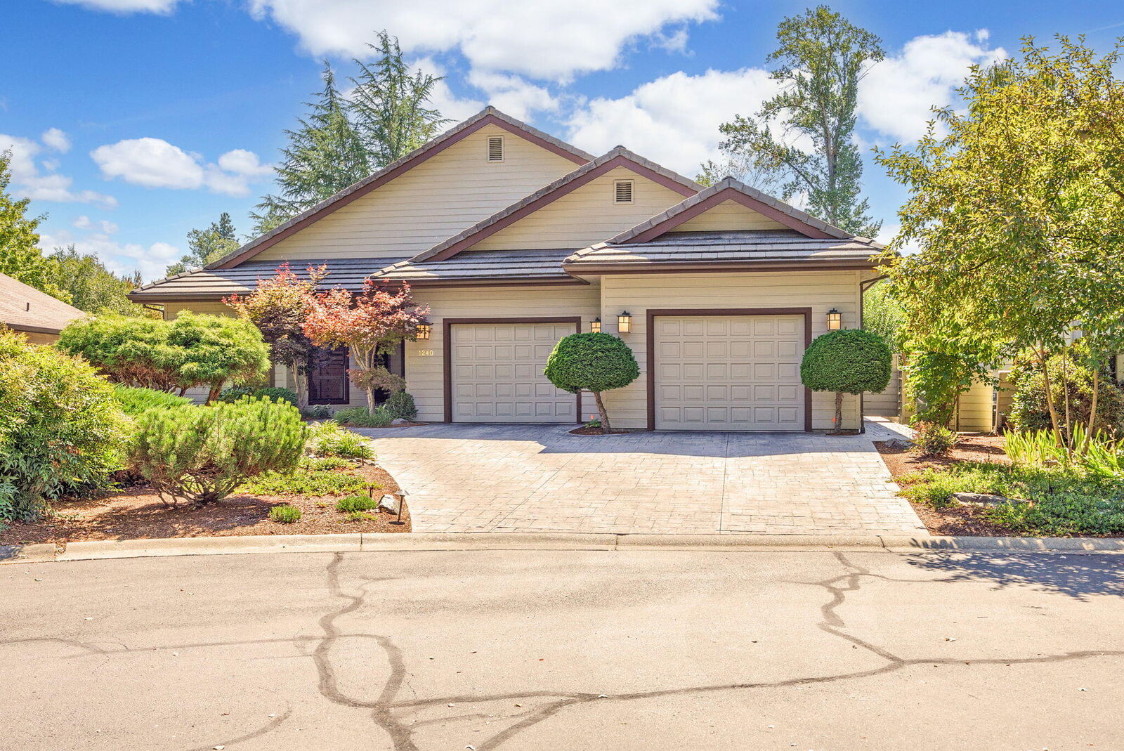 Property Photo:  1240 Osprey Drive  OR 97526 