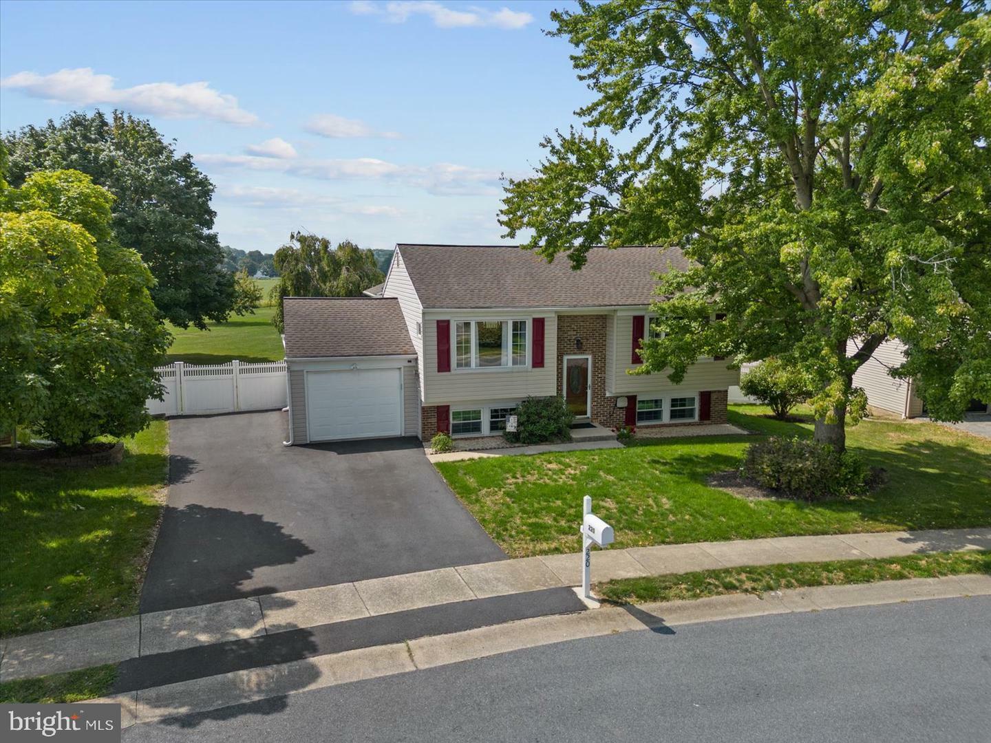 Property Photo:  220 Derbyshire Road  PA 17601 