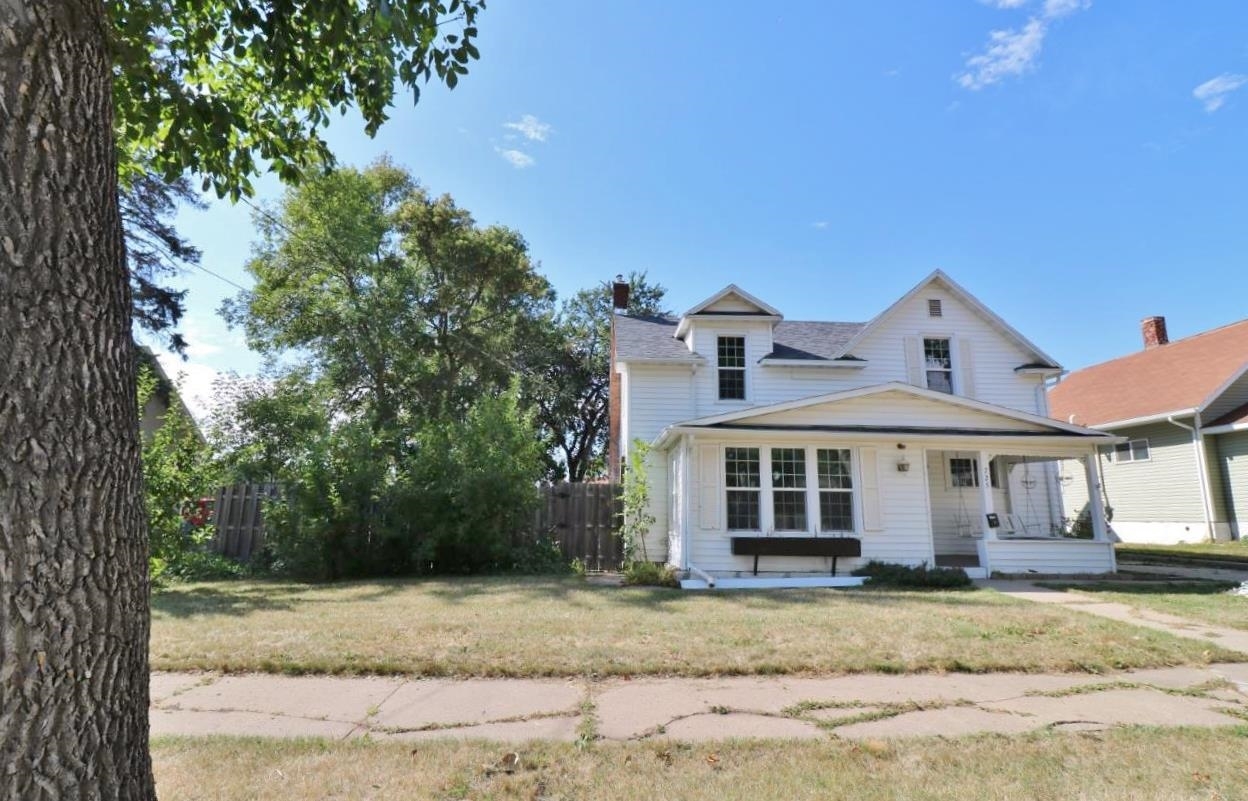 Property Photo:  725 4th St. NW  ND 58703 