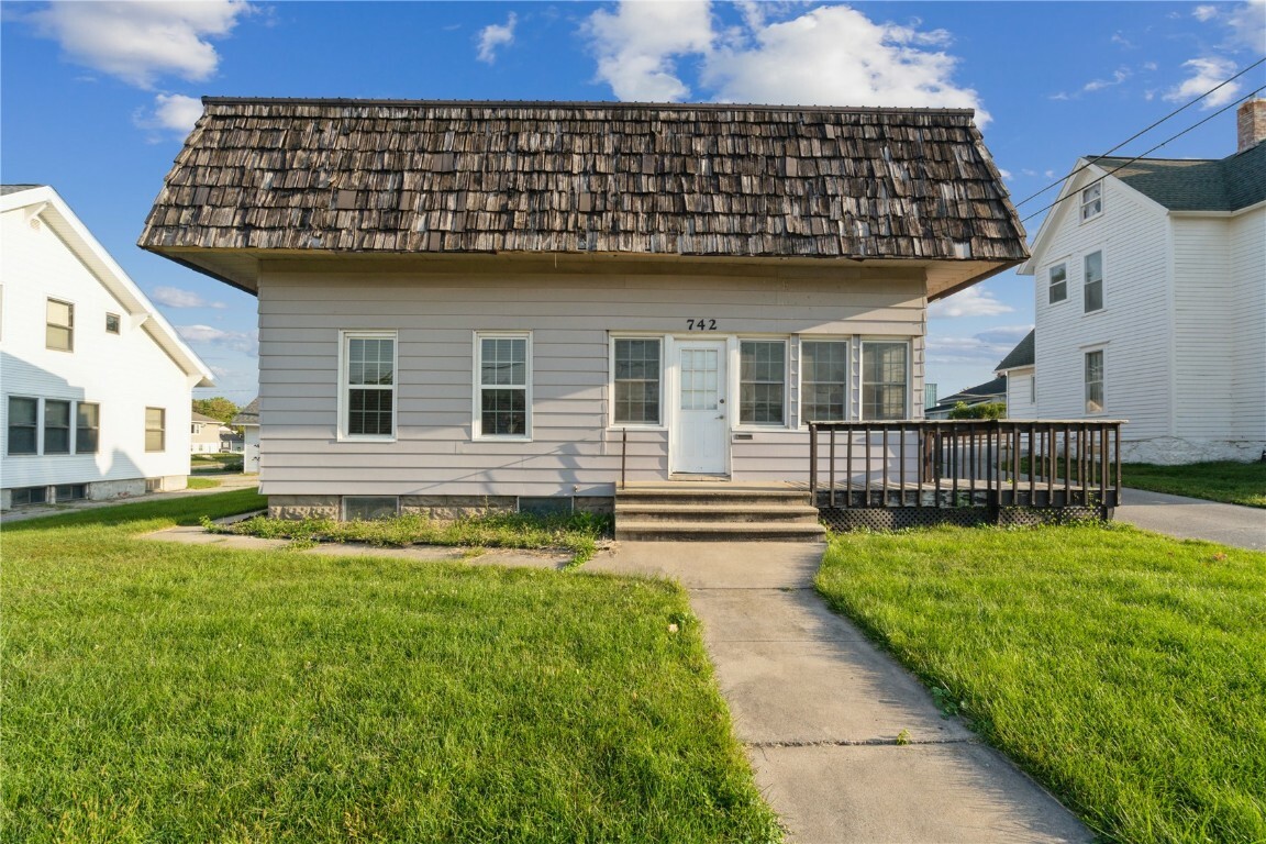 Property Photo:  742 8th Avenue  IA 52302 