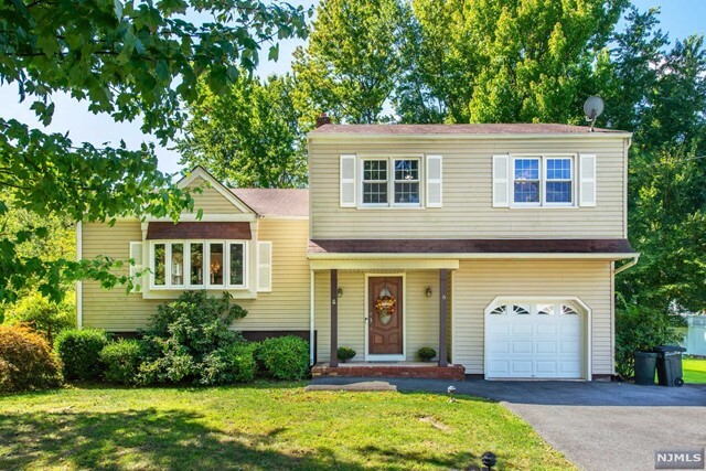 Property Photo:  6 Pine Tree Place  NJ 07006 