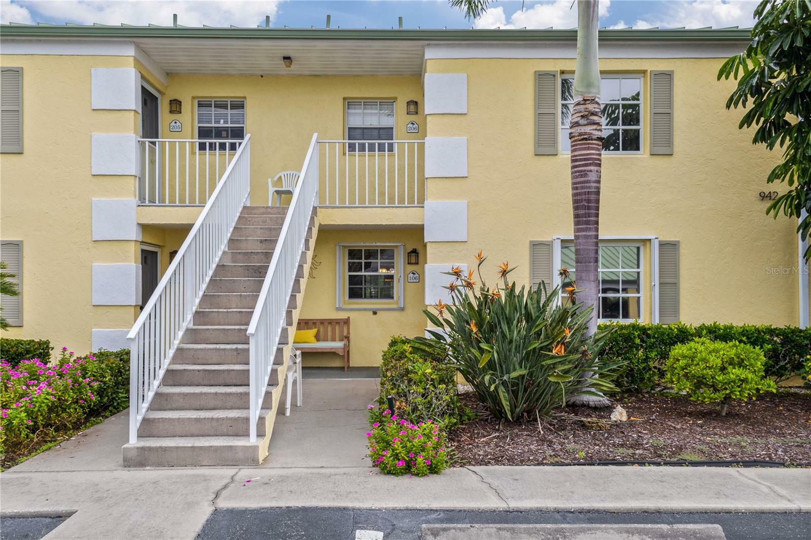 Property Photo:  942 Capri Isles Boulevard 106  FL 34292 