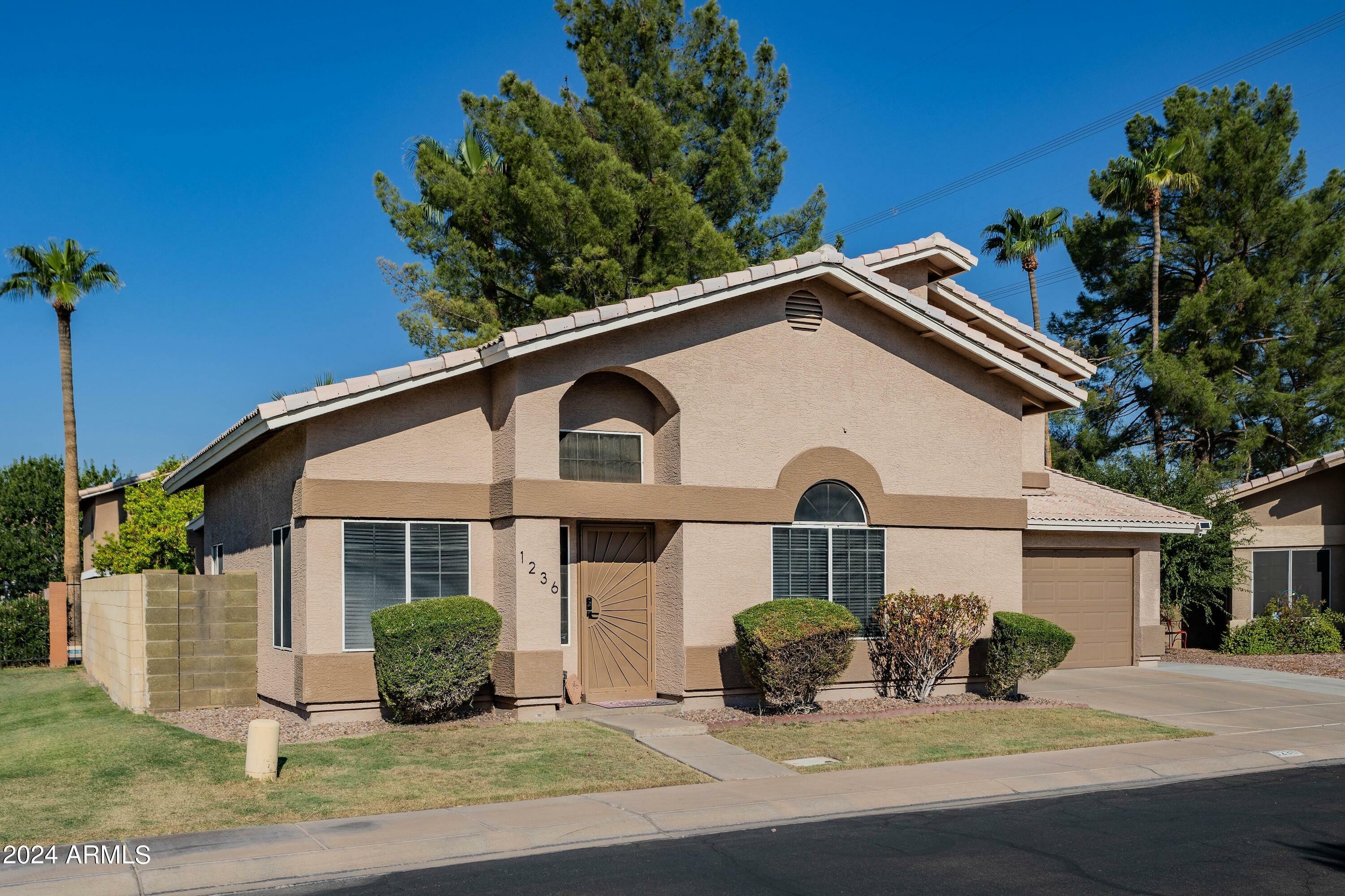 Property Photo:  1236 E Hearne Way  AZ 85234 