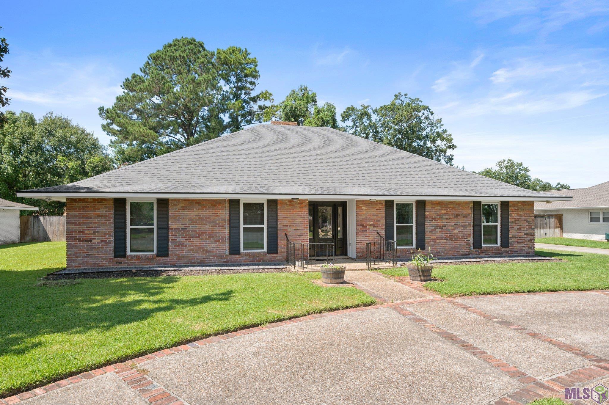 Property Photo:  401 Kenilworth Pkwy  LA 70808 