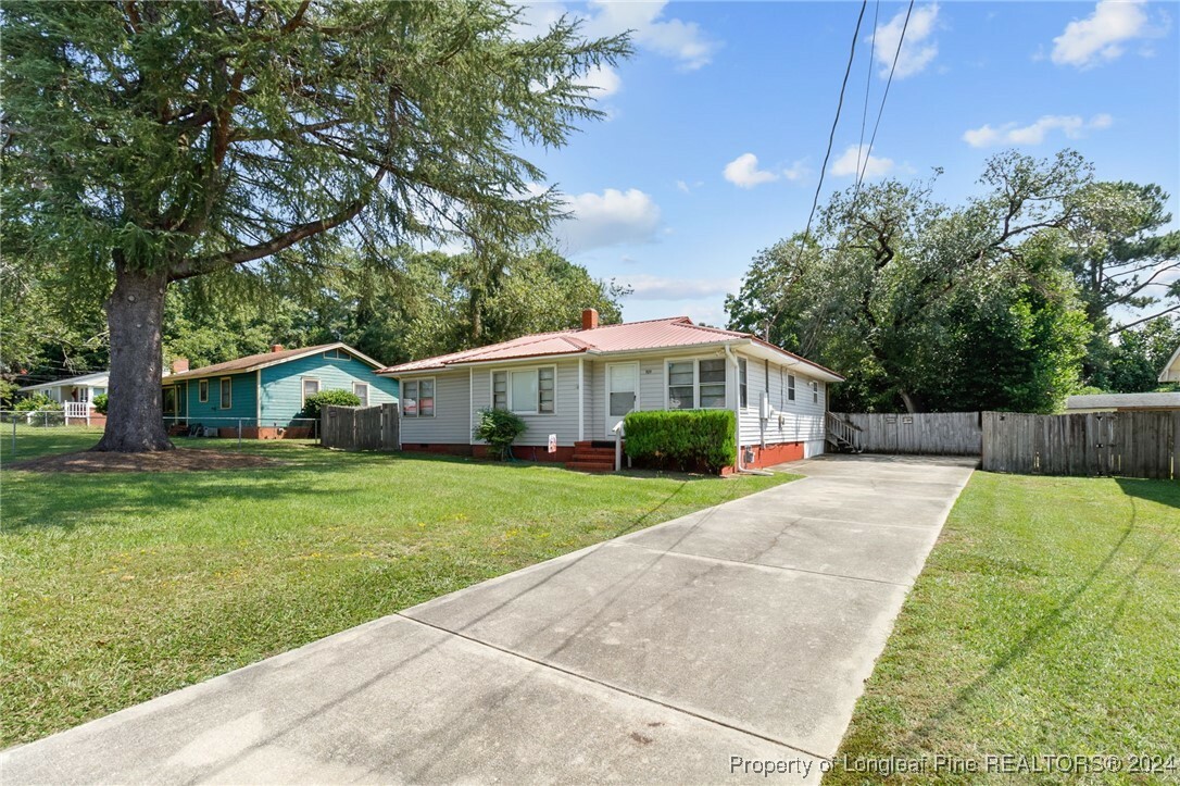 Property Photo:  909 Sandalwood Drive  NC 28304 