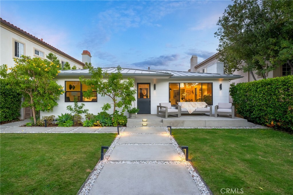 Property Photo:  542 Tustin Avenue  CA 92663 