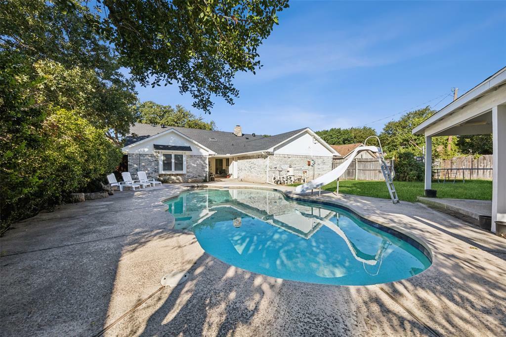 Property Photo:  2028 Parkridge Drive  TX 76054 