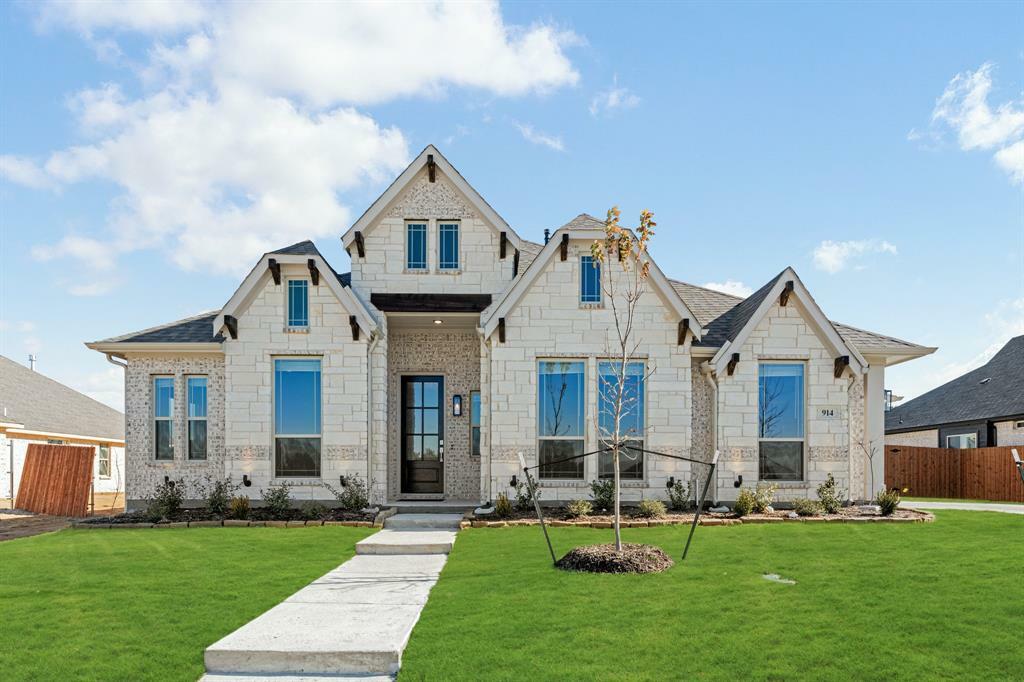 Property Photo: 914 S Bluebird Lane TX 76065