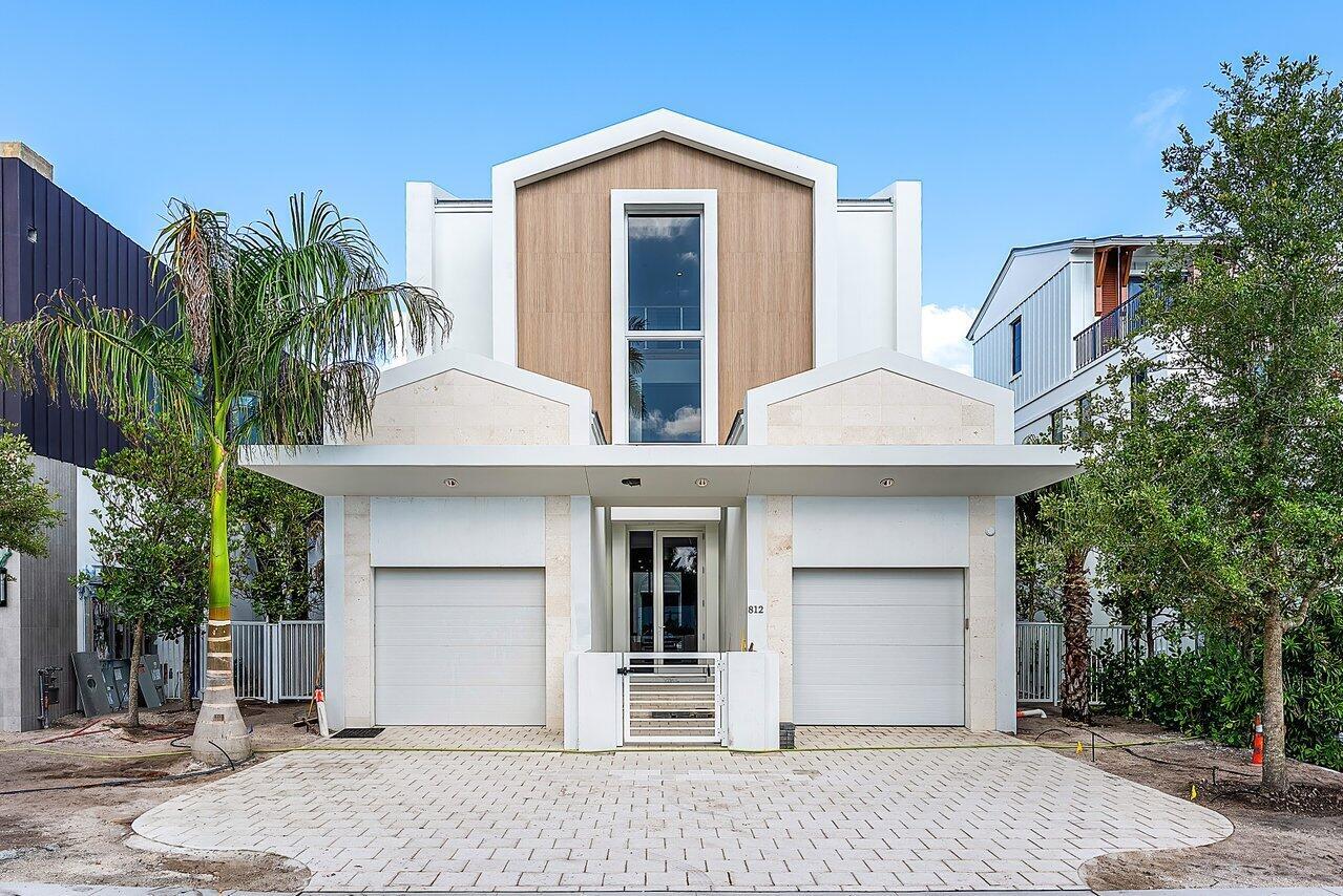 Property Photo: 812 Palm Trail FL 33483